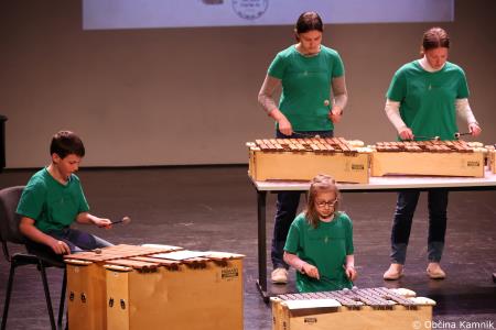 A me slišiš Pet čevljev merim, palcev pet (43)